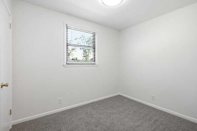 Building Photo - 316 Lorna Dr