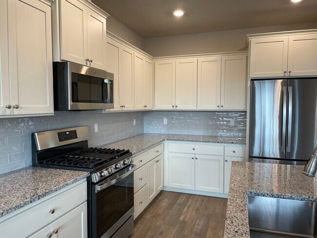 Building Photo - Lovely 4 Bed 2.5 Bath Home! Located near t...