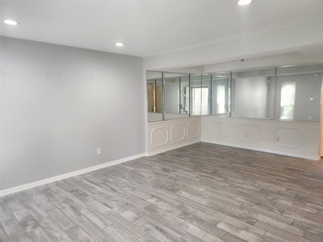 Building Photo - 10352 Longmont Dr