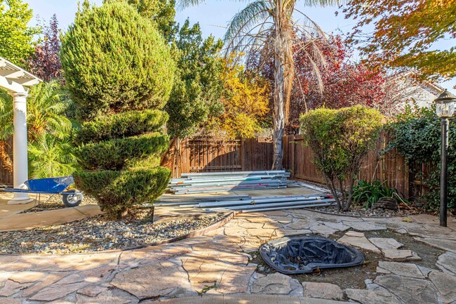 Building Photo - Spacious 4 bedroom home with SOLAR Panels ...