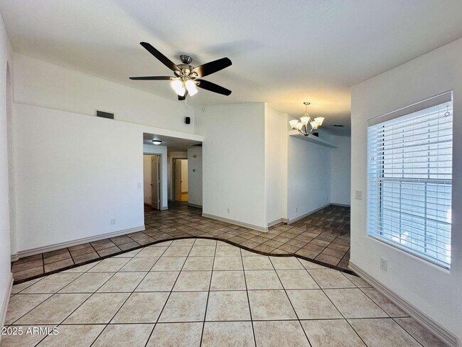 Building Photo - 2110 E Enrose Cir