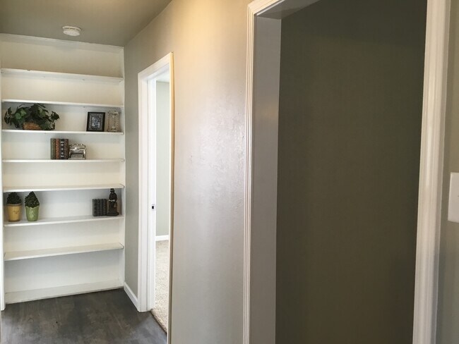 Building Photo - COLLEGE PROPERTY---PRE-LEASING FOR AUGUST! Amazing Updates! 3 bedroom 2 bath