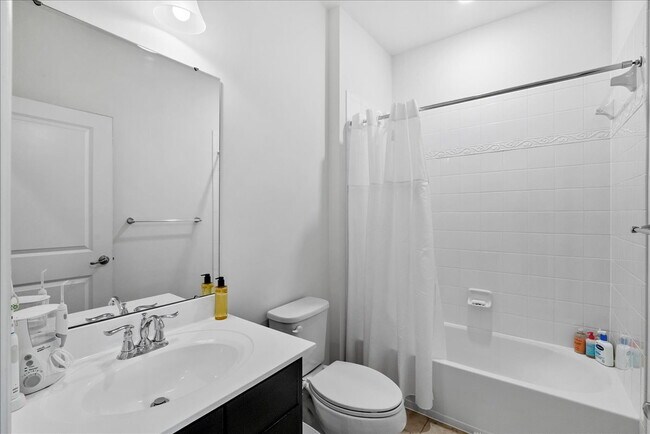 Building Photo - Stunning Luxury Townhome for Rent in Westmoore!