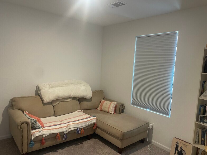 Building Photo - 2408 Pesuna Dr