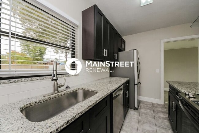 Building Photo - 4 Bedroom Pet-Friendly Home in ORLANDO, FL with Main Street Renewal