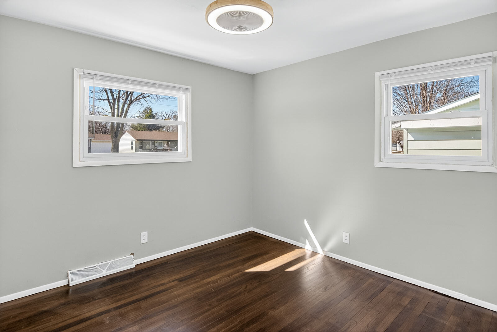 Building Photo - 7407 Saturn St