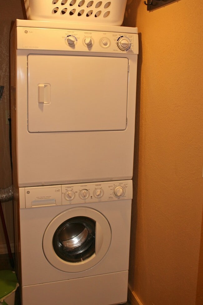 Building Photo - WINTER RENTAL- 2 Bedroom/1 Bath w/Washer/D...