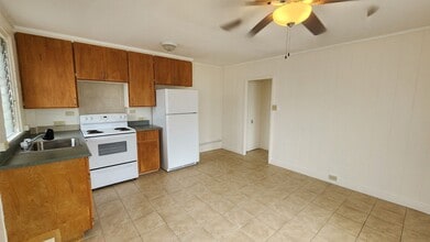 Building Photo - 1 bedroom, 1 bath, 1 parking unit in 4 unit single level buiding in Kalihi