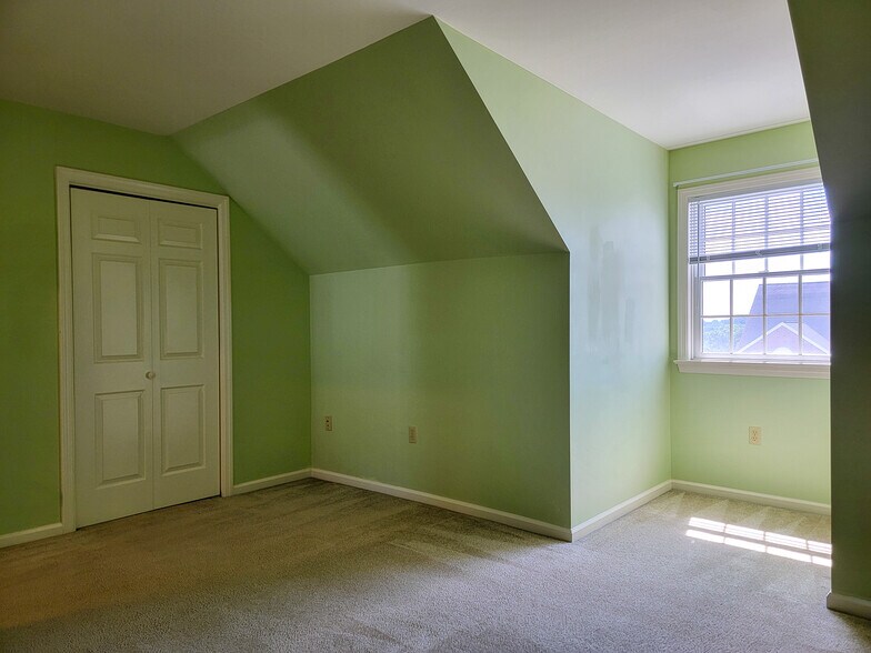 Building Photo - 40 Spring Hill Ln