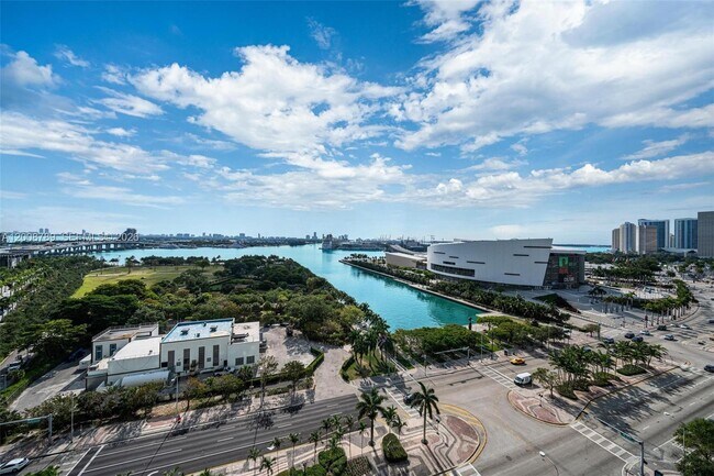 Building Photo - 900 Biscayne Blvd