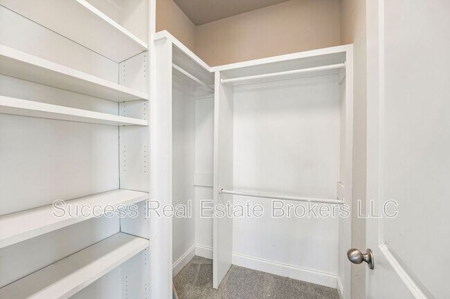 Building Photo - 1231 Ridenour Ln