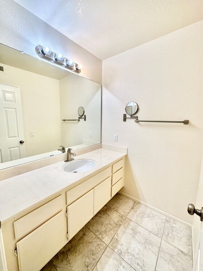 Building Photo - Beautiful Upstairs Condo Unit in the Priva...