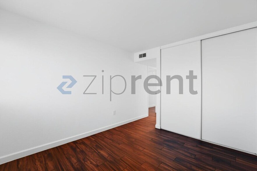 Building Photo - Unit B228
