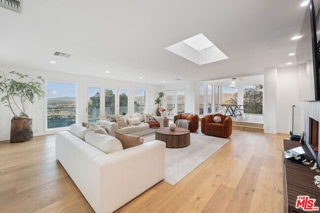 Building Photo - 3541 Multiview Dr