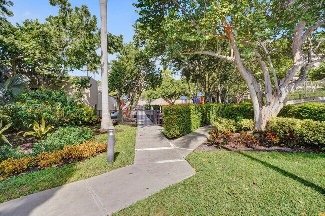 Building Photo - 181 Crandon Blvd