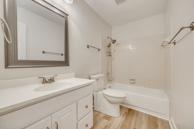 Building Photo - Charming 2 bed 2 bath condo with great water views in gated community in Charlotte on Lake Wylie!