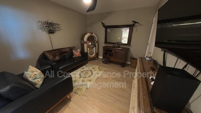 Building Photo - 920 N Osceola Ave
