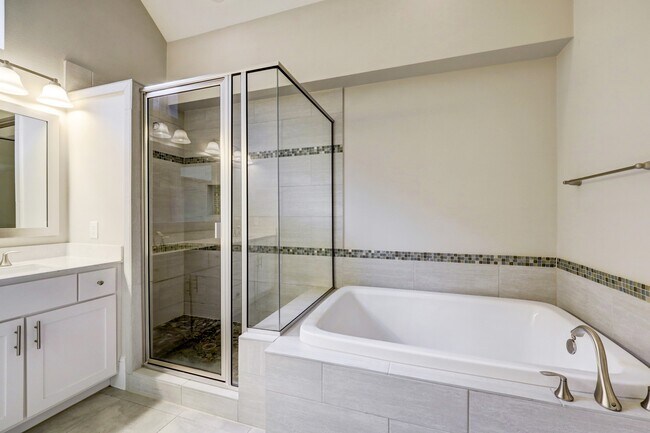 Building Photo - 726 N Shepherd Dr