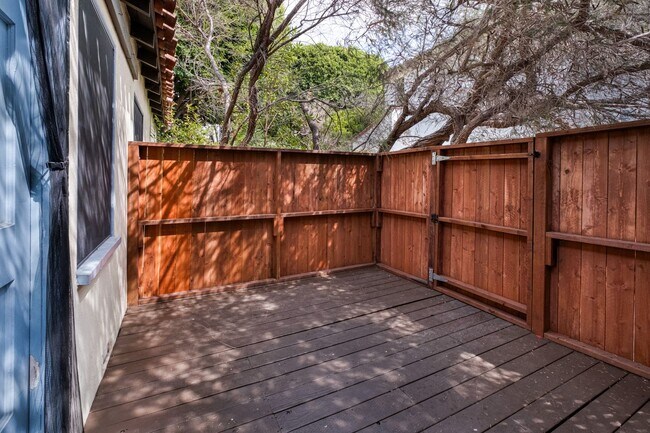 Building Photo - Private and comfortable 1 bed, 1 bath bungalow-style apartment in a West Hollywood triplex