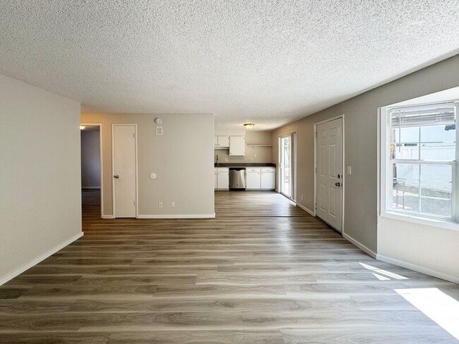 Building Photo - 1115 W 6th Ave