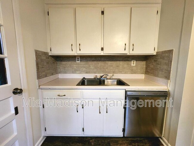 Building Photo - 105 Evora St