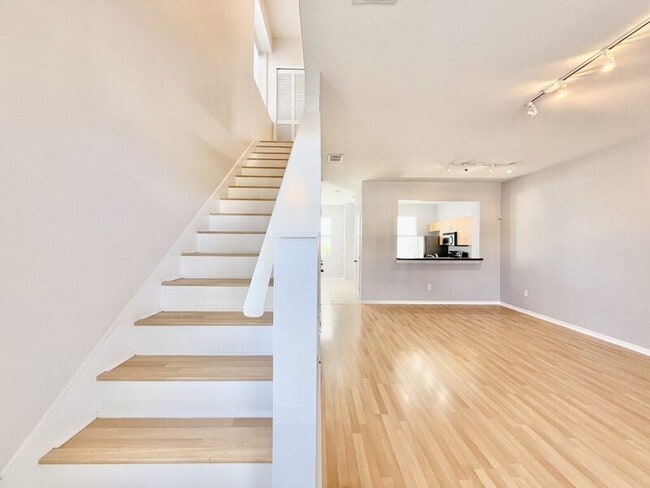 Building Photo - 724 4th Ave