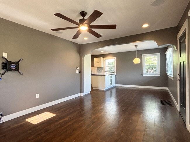 Building Photo - Stunning Remodel Near 9th & 9th!