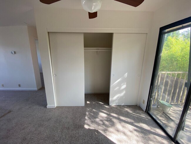 Building Photo - La Tierra Gardens - 2/1 Upstairs Apartment