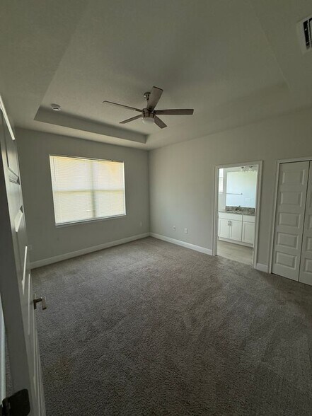 Building Photo - 121 Carillo St NE