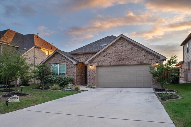 Building Photo - 6808 Cliff Rose Dr