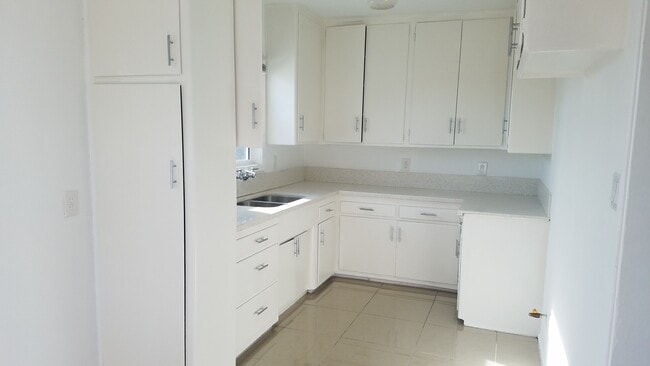 Kitchen - 5735 S Rimpau Blvd