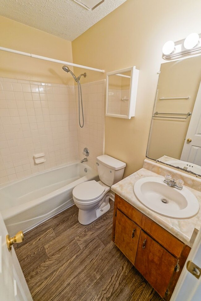 Building Photo - Super Cute 3 bedroom 3 bathroom townhome o...