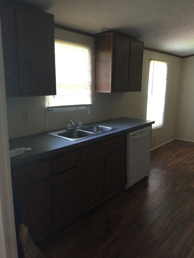 Building Photo - 3 Bedroom and 2 Bathroom Mobile home in the Tanglewood area