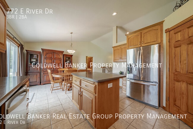 Building Photo - 772 E River Dr