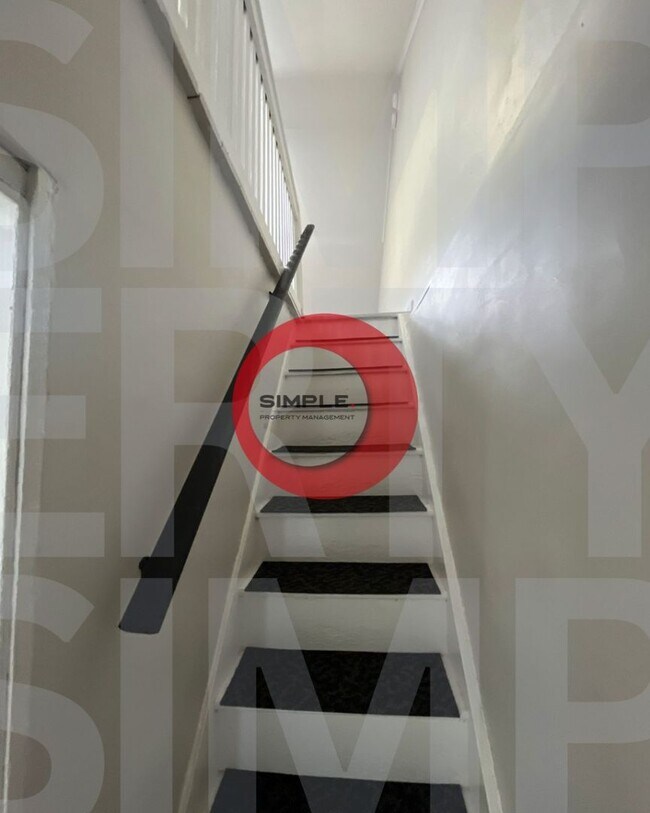 Building Photo - Three Bedroom Townhome