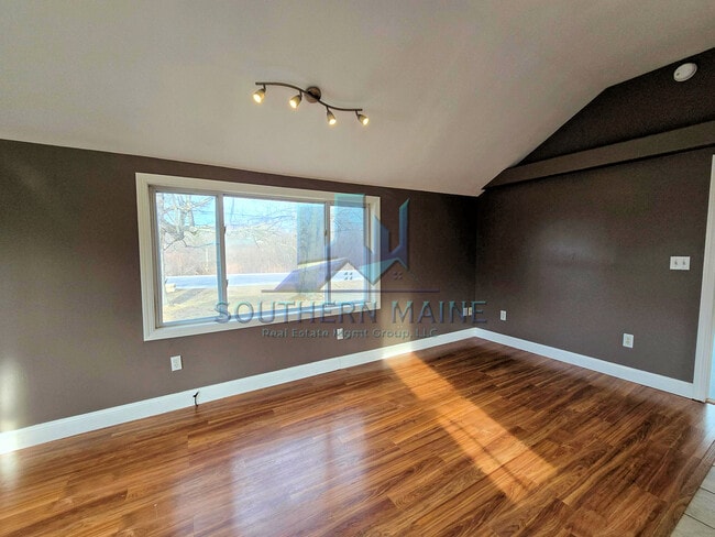 Building Photo - 392 Roosevelt Trail