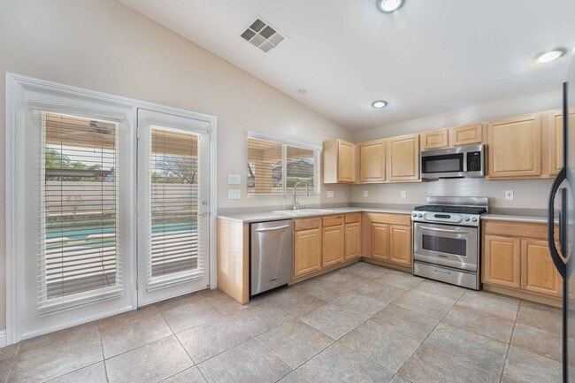 Building Photo - Gorgeous Mountains Edge Pool Home For Rent !