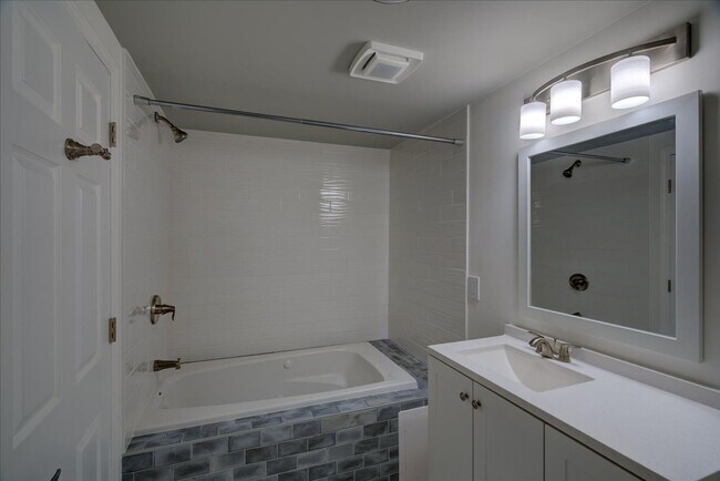 Building Photo - 714 N Meadow Ln