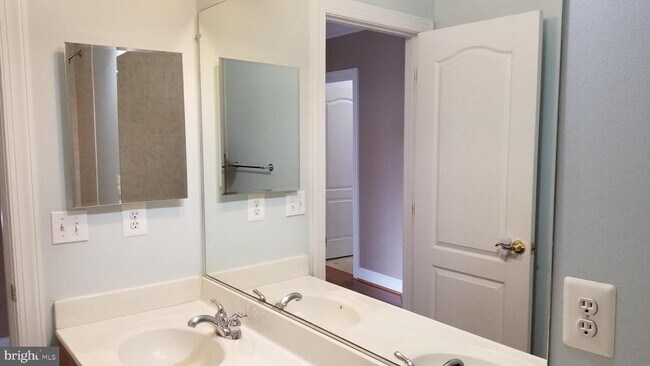 Building Photo - 43649 Riverpoint Dr
