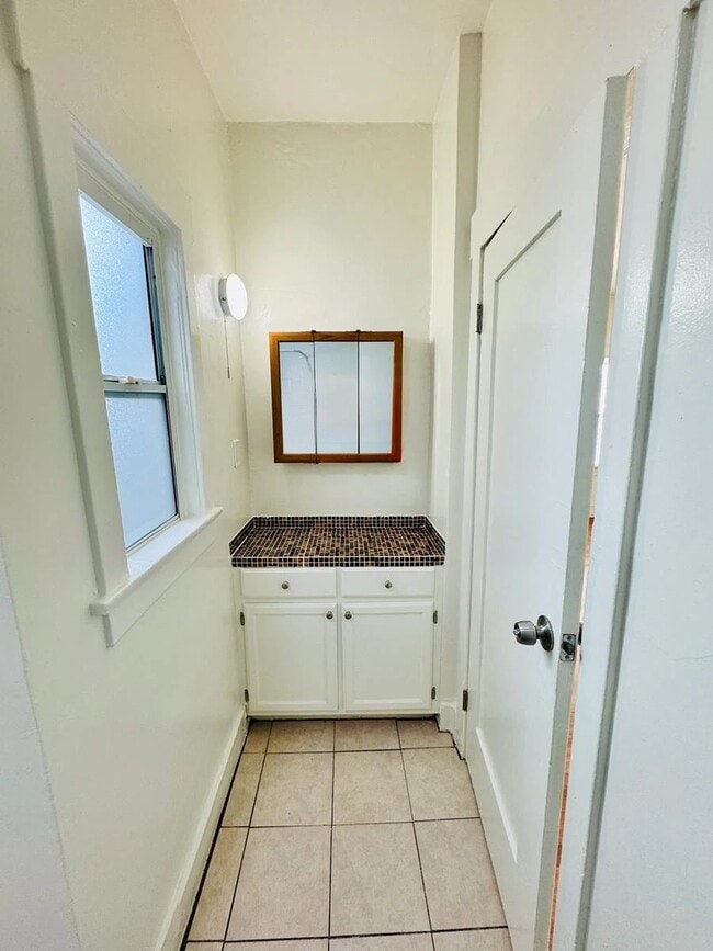 Interior Photo - 984 S. Oxford Avenue,