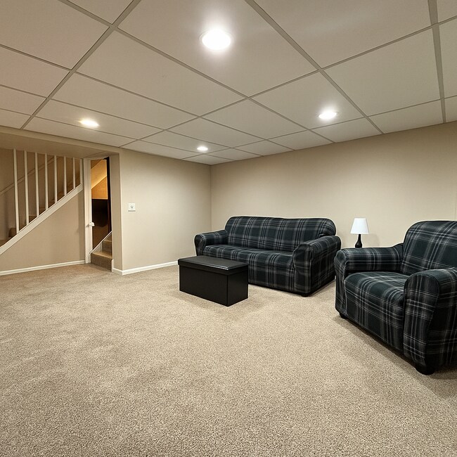 Building Photo - Crystal home for lease, 3 beds 2 baths, updates through-out!