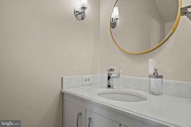 Building Photo - 128 Queen St