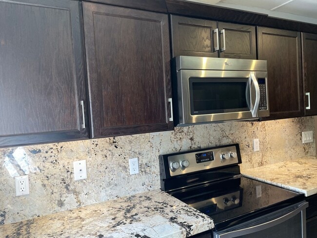 Building Photo - Beautifully renovated! 2 Bed, 2 Bath corne...
