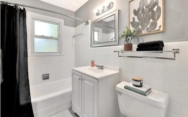 Building Photo - 211 E Meadowlark Rd