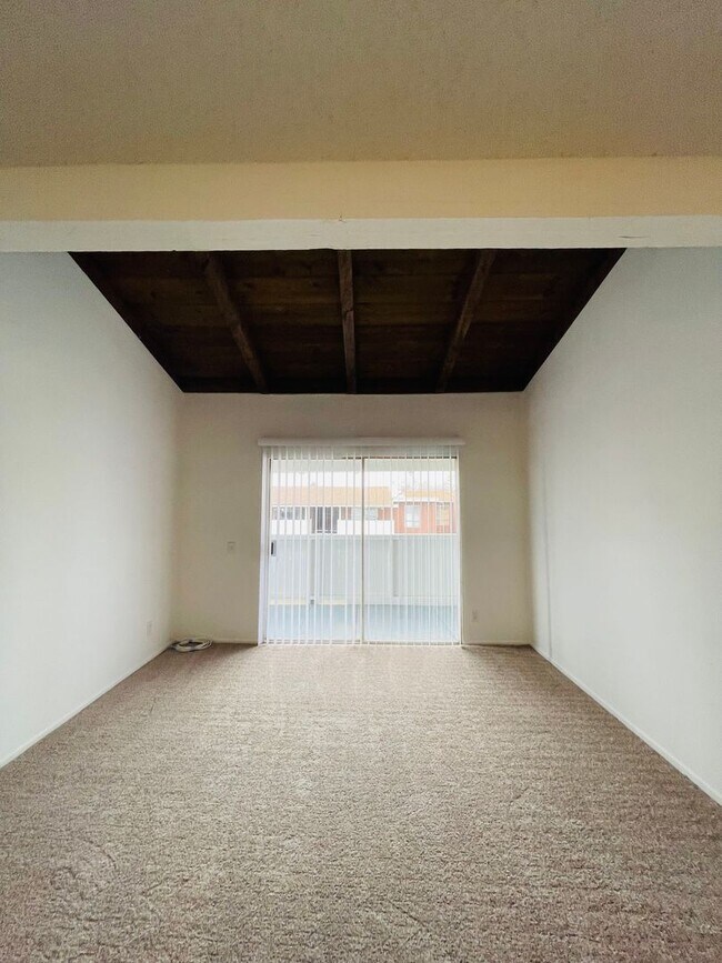 Building Photo - Spacious 2-bedroom 1-bathroom upstairs condo with Balcony/Garage