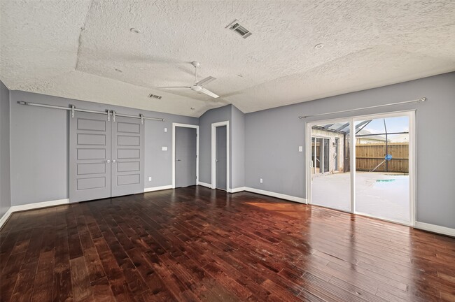 Building Photo - 2130 Round Lake Dr