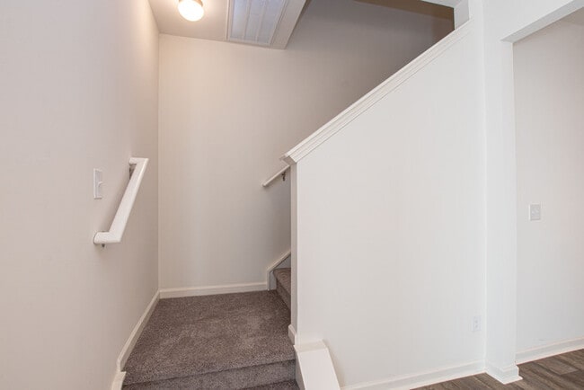 Building Photo - Two bedroom 2 1/2 bath townhome in great l...