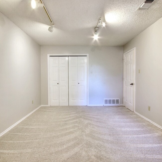 Building Photo - 5725 Ridgerock Ct