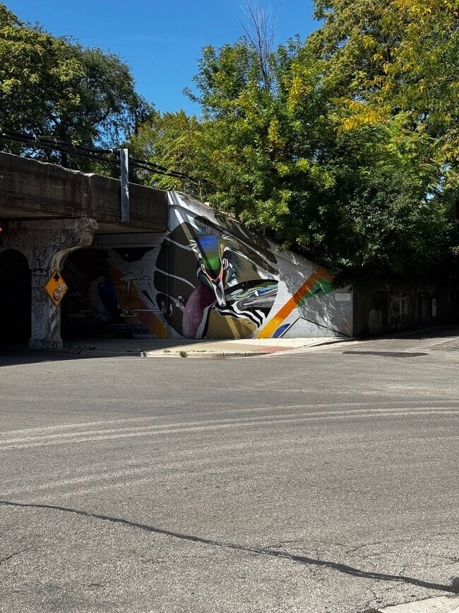 Building Photo - 1 Bedroom in Prime East Rogers Park Location Near Loyola Park & Beach!