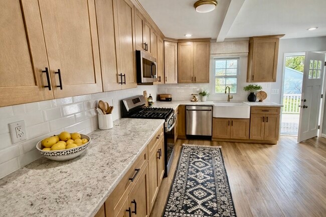 Building Photo - 13 Roosevelt Ave